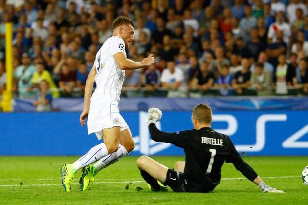Club s goalkeeper Ludovic Butelle makes a penalty foul on 09 Leicester s Jamie Vardy during a game of the first day of the group stage of the UEFA Champions League competition between Belgian first division soccer team Club Brugge KV and English club Leicester City F.C. in the group G in Brugge, Wednesday 14 September 2016. KURTxDESPLENTER  x04931927x