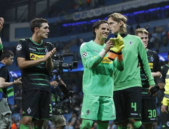 14.09.2016. The Etihad, Manchester, England. UEFA Champions League Football. Manchester City versus Borussia Monchengladbach. Borussia M& xf6;nchengladbach keeper Yann Sommer and his team mates applaud their travelling support at the final whistle. xAlanxMartinx  ActionPlus11789555