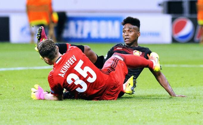 Fussball, UEFA Champions League, Herren, Saison 2016 2017, Gruppe E, 1. Spieltag, BayArena Leverkusen, Bayer Leverkusen (schwarz) - ZSKA Moskau (gelb) 2:2; Wendell (Leverkusen), Igor Akinfeev (Moskau), Aktion.