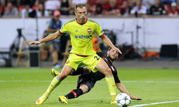 Fussball, UEFA Champions League, Herren, Saison 2016 2017, Gruppe E, 1. Spieltag, BayArena Leverkusen, Bayer Leverkusen (schwarz) - ZSKA Moskau (gelb) 2:2; Vasili Berezutski (Moskau), Kevin Volland (Leverkusen), Aktion.