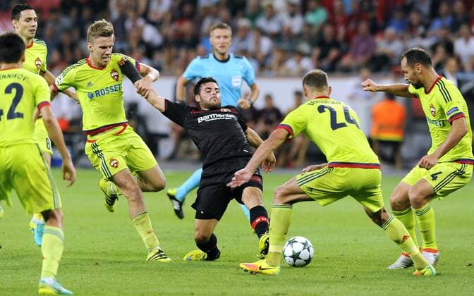 Fussball, UEFA Champions League, Herren, Saison 2016 2017, Gruppe E, 1. Spieltag, BayArena Leverkusen, Bayer Leverkusen (schwarz) - ZSKA Moskau (gelb) 2:2; Kevin Volland (Leverkusen) umringt von Moskauer Spielern. Aktion.