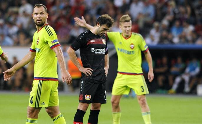 Fussball, UEFA Champions League, Herren, Saison 2016 2017, Gruppe E, 1. Spieltag, BayArena Leverkusen, Bayer Leverkusen (schwarz) - ZSKA Moskau (gelb) 2:2; Admir Mehmedi (Leverkusen) enttäuscht nach vergebener Torchance, daneben Vasili Berezutski (Moskau), Pontus Wernblom (Moskau). Enttäuschung, Frust, Aktion.
