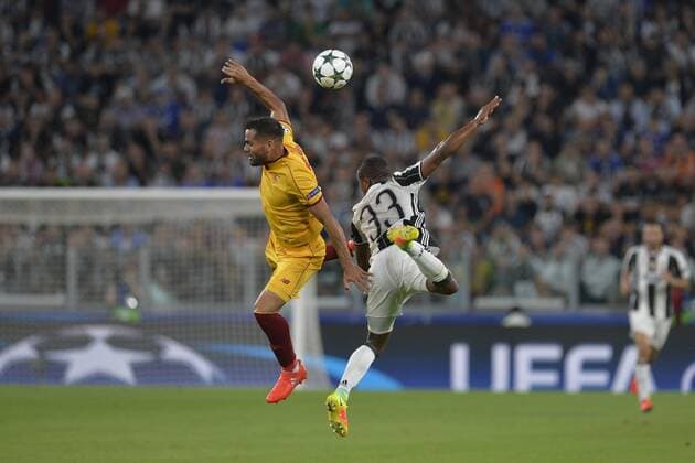 14.09.2016. Juventus Stadium, Turin, Italy. UEFA Champions League Football. Juventus versus Sevilla. Patrice Evra wins the airel challenge xPierpaoloxPiciuccox  ActionPlus11789590