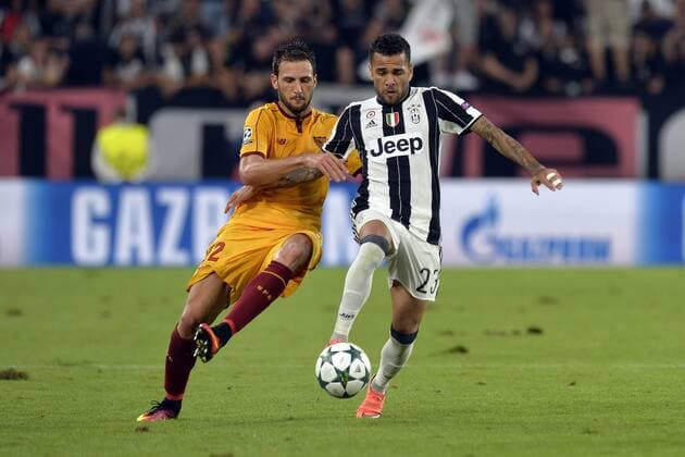 FuÃŸball, CL, Juventus Turin - FC Sevilla 14.09.2016. Juventus Stadium, Turin, Italy. UEFA Champions League Football. Juventus versus Sevilla. Franco Vazquez and Daniel Alves fight for the ball xPierpaoloxPiciuccox  ActionPlus11789607