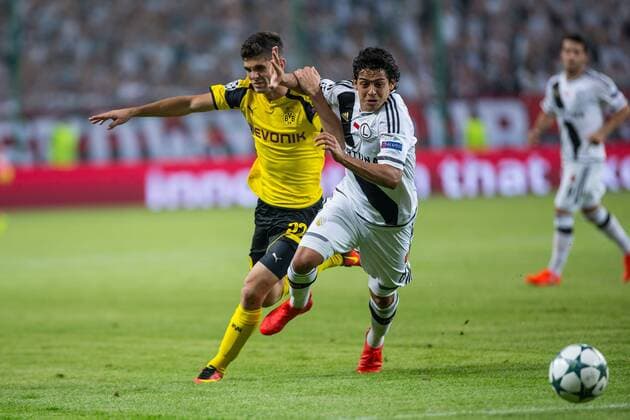FuÃŸball, CL, Legia Warschau - Borussia Dortmund 14.09.2016. Warsaw, Poland, UEFA Champions League football. Legia Warsaw versus Borrusia Dortmund. Christian Pulisic (Borussia Dortmund) beaten inside by Guilherme (Legia Warsaw) xLukaszxSkwiotx  ActionPlus11789686