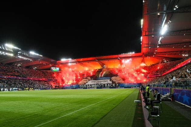 FuÃŸball, CL, Legia Warschau - Borussia Dortmund 14.09.2016. Warsaw, Poland, UEFA Champions League football. Legia Warsaw versus Borrusia Dortmund. Stadium filled to capacity, Legia fans light flares xLukaszxSkwiotx  ActionPlus11789694