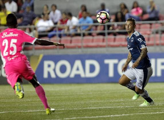 Fußball, CONCACAF Champions League, Arabe Unido - CF Monterrey Abdiel Macea (L) of Deportivo Arabe Unido vies for the ball with Edwin Cardona (R) of Monterrey during a their Concacaf s Champions League soccer match between Deportivo Arabe Unido of Panam and Monterrey of Mexico, in Panama City, Panama, 14 September 2016. EFE Alejandro Bolivar Arabe Unido vs. Monterrey !ACHTUNG: NUR REDAKTIONELLE NUTZUNG!  PAN03 20160915-636095080278352807