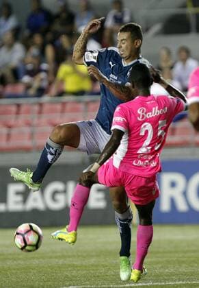 Fußball, CONCACAF Champions League, Arabe Unido - CF Monterrey Abdiel Macea (R) of Deportivo Arabe Unido vies for the ball with Edwin Cardona (L) of Monterrey during a their Concacaf s Champions League soccer match between Deportivo Arabe Unido of Panam and Monterrey of Mexico, in Panama City, Panama, 14 September 2016. EFE Alejandro Bolivar Arabe Unido vs. Monterrey !ACHTUNG: NUR REDAKTIONELLE NUTZUNG!  PAN03 20160915-636095080291144643