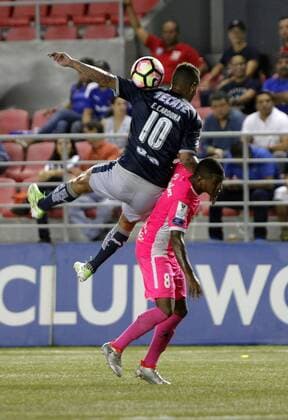 Fußball, CONCACAF Champions League, Arabe Unido - CF Monterrey Angel Patrick (R) of Deportivo Arabe Unido vies for the ball with Edwin Cardona (L) of Monterrey during a their Concacaf s Champions League soccer match between Deportivo Arabe Unido of Panam and Monterrey of Mexico, in Panama City, Panama, 14 September 2016. EFE Alejandro Bolivar Arabe Unido vs. Monterrey !ACHTUNG: NUR REDAKTIONELLE NUTZUNG!  PAN03 20160915-636095080910144707