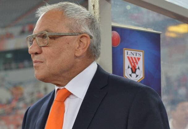 Bilder des Tages - SPORT Fußball, AFC Champions League, Shandong Luneng FC - FC Seoul Head coach Felix Magath of China s Shandong Luneng Taishan F.C. watches his players complete against South Korea s FC Seoul in their second quarter-final match of the 2016 AFC Champions League in Jinan city, east China s Shandong province, 14 September 2016. FC Seoul sent Felix Magath s Shandong Luneng crashing out of the AFC Champions League and ended Chinese interest in the competition as they powered into the semi-finals on Wednesday (14 September 2016). Substitute Yun Ju-Tae provided the coup de grace on 83 minutes, sealing a 1-1 draw in the second leg after Walter Montillo s opener on 59 minutes had raised hopes among Shandong s home fans. After Seoul won the first leg 3-1, they ran out 4-2 aggregate winners and completed another Korean victory over Chinese opposition after Jeonbuk Hyundai Motors thrashed Shanghai SIPG 5-0 on Tuesday. The result also denies China a third Champions League title in four seasons, after Guangzhou Evergrande won in 2013 and 2015, despite Chinese clubs large-scale spending spree on players and coaches this year. Magath s Shandong crash out of AFC Champions League  20160914_37967