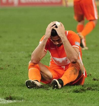 Fußball, AFC Champions League, Shandong Luneng FC - FC Seoul Graziano Pelle of China s Shandong Luneng Taishan F.C. reacts after being defeated by South Korea s FC Seoul in their second quarter-final match of the 2016 AFC Champions League in Jinan city, east China s Shandong province, 14 September 2016. FC Seoul sent Felix Magath s Shandong Luneng crashing out of the AFC Champions League and ended Chinese interest in the competition as they powered into the semi-finals on Wednesday (14 September 2016). Substitute Yun Ju-Tae provided the coup de grace on 83 minutes, sealing a 1-1 draw in the second leg after Walter Montillo s opener on 59 minutes had raised hopes among Shandong s home fans. After Seoul won the first leg 3-1, they ran out 4-2 aggregate winners and completed another Korean victory over Chinese opposition after Jeonbuk Hyundai Motors thrashed Shanghai SIPG 5-0 on Tuesday. The result also denies China a third Champions League title in four seasons, after Guangzhou Evergrande won in 2013 and 2015, despite Chinese clubs large-scale spending spree on players and coaches this year. Magath s Shandong crash out of AFC Champions League  20160914_51585