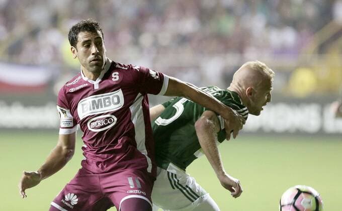 Fußball, CONCACAF Champions League, Deportivo Saprissa - Portland Timbers Fabrizio Ronchetti (L) of Saprissa of Costa Rica in action against Vytas (R) of Portland Timbers of US, during a soccer match of the Champions League of Concacaf en San Jose, Costa Rica, on 14 September 2016. SAPRISSA VS TIMBERS !ACHTUNG: NUR REDAKTIONELLE NUTZUNG!  SJS-01 20160915-636095170085961421