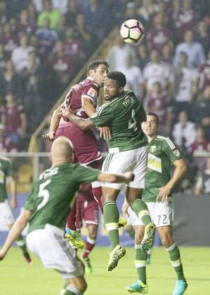 Fußball, CONCACAF Champions League, Deportivo Saprissa - Portland Timbers Fabrizio Ronchetti (L) of Saprissa of Costa Rica in action against Jermaine Taylor (R) of Portland Timbers of US, during a soccer match of the Champions League of Concacaf en San Jose, Costa Rica, on 14 September 2016. SAPRISSA VS TIMBERS !ACHTUNG: NUR REDAKTIONELLE NUTZUNG!  SJS-01 20160915-636095170700917363