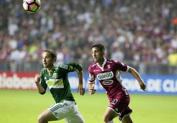 Fußball, CONCACAF Champions League, Deportivo Saprissa - Portland Timbers Mariano Torres (R) of Saprissa of Costa Rica in action against Ned Grabavoy (L) of Portland Timbers of US, during a soccer match of the Champions League of Concacaf en San Jose, Costa Rica, on 14 September 2016. SAPRISSA VS TIMBERS !ACHTUNG: NUR REDAKTIONELLE NUTZUNG!  SJS-01 20160915-636095170712773439