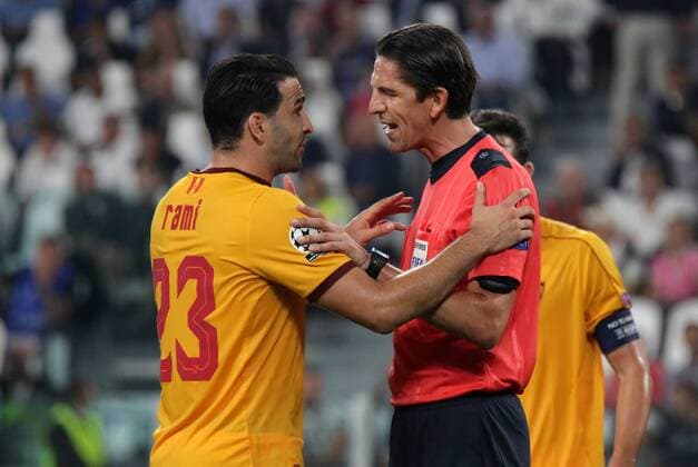 Fußball, CL, Juventus Turin - FC Sevilla Italy: Juventus FC drew 0-0 with Sevilla FC Adil Rami (Sevilla) and Deniz Aytekin during the Champions League football match between Juventus FC and Sevilla FC. Juventus FC drew 0-0 with Sevilla FC.  MassimilianoxFerraro PacificxPress