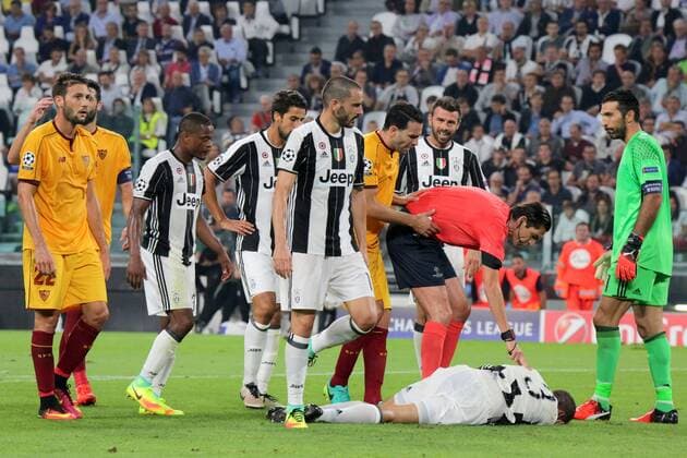 Fußball, CL, Juventus Turin - FC Sevilla Italy: Juventus FC drew 0-0 with Sevilla FC Giorgio Chiellini (Juventus) on the ground after having fouled, Deniz Aytekin during during the Champions League football match between Juventus FC and Sevilla FC. Juventus FC drew 0-0 with Sevilla FC.  MassimilianoxFerraro PacificxPress