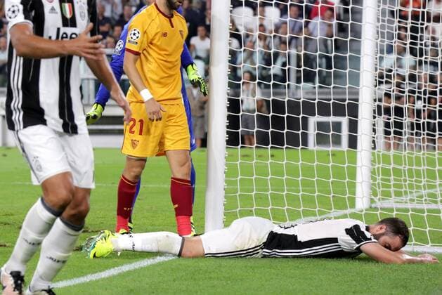 Fußball, CL, Juventus Turin - FC Sevilla Italy: Juventus FC drew 0-0 with Sevilla FC Gonzalo Higuain (Juventus) during the Champions League football match between Juventus FC and Sevilla FC. Juventus FC drew 0-0 with Sevilla FC.  MassimilianoxFerraro PacificxPress