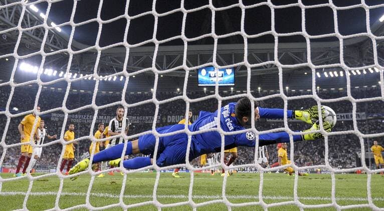 Fußball, CL, Juventus Turin - FC Sevilla Italy: Juventus FC v Sevilla FC - UCL Sergio Rico saves on Alex Sandro (not in the picture) during the Uefa Champions League football match between Juventus FC and Sevilla FC. The final result of the match was 0-0.  NicolòxCampox xPacificxPress