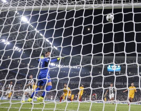 Fußball, CL, Juventus Turin - FC Sevilla Italy: Juventus FC v Sevilla FC - UCL Gonzalo Higuain (second from left) hits the crossbar during the Uefa Champions League football match between Juventus FC and Sevilla FC. The final result of the match was 0-0.  NicolòxCampox xPacificxPress