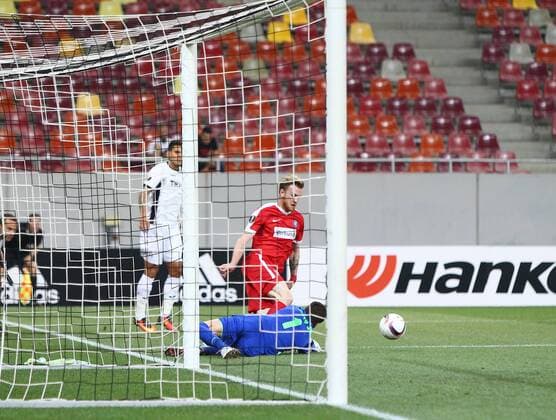 SOCCER - EL, Giurgiu vs A.Wien BUCHAREST,ROMANIA,15.SEP.16 - SOCCER - UEFA Europa League, group stage, Astra Giurgiu vs FK Austria Wien. Image shows Kevin Friesenbichler (A.Wien) and Silviu Lung (Astra Giurgiu). GEPAxpictures xChristianxOrt