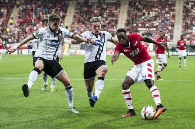 (L-R) Sean Gannon of Dundalk FC, John Mountney of Dundalk FC, Ridgeciano Haps of AZ Alkmaarduring the UEFA Europa League group D match between AZ Alkmaar and Dundalk FC on September 15, 2016 at the AFAS stadium in Alkmaar, The Netherlands. AZ Alkmaar v Dundalk UEFA Europa League 2016 2017 xVIxGerritxvanxKeulenxIVx 6222454
