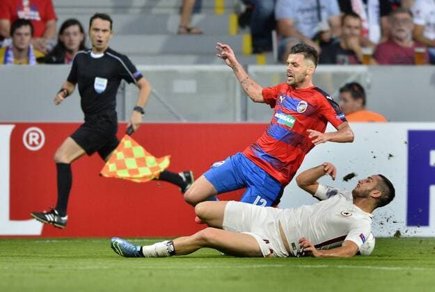 Michal Duris (Pilsen), left, and Kostas Manolas (Roma) in action during the UEFA Europe League, group E, 1st round match FC Viktoria Pilsen vs AS Roma, in Prague, Czech Republic, on Thursday, September 15, 2016. (CTKxPhoto MiroslavxChaloupka) CTKPhotoP201609150917301  CHA 5