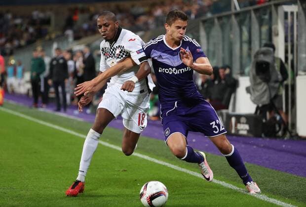 Gabala s Bagaliy Dabo and Anderlecht s Leander Dendoncker fight for the ball during a soccer game between Belgian team RSC Anderlecht and Azerbaidjan club Gabala FK, Thursday 15 September 2016 in Brussels, the first game of the group stage of the Europa League competition in group C. VIRGINIExLEFOUR  x04932678x
