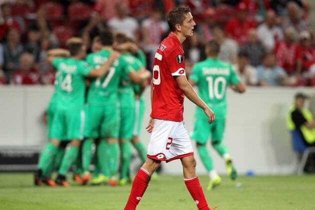 v.li.: Niko Bungert (1. FSV Mainz 05) enttäuscht schauend, Enttäuschung, disappointed, hinten Robert Beric (AS Saint-Etienne, 27) mit Torjubel, celebrate the goal, goal celebration, Jubel über das Tor 1:1 , Fussball, UEFA Europa League, 1. FSV Mainz 05 - AS Saint-Etienne, xmrx