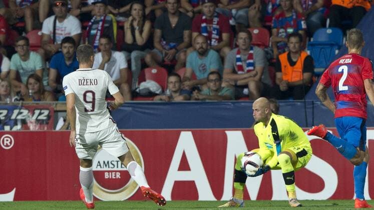 Edin Dzeko (Roma), from left, and goalkeeper Petr Bolek and Lukas Hejda (both Pilsen) in action during the UEFA Europe League, group E, 1st round match FC Viktoria Pilsen vs AS Roma, in Pilsen, Czech Republic, on Thursday, September 15, 2016. (CTKxPhoto MichalxKamaryt) CTKPhotoP201609150983001  kmt 15
