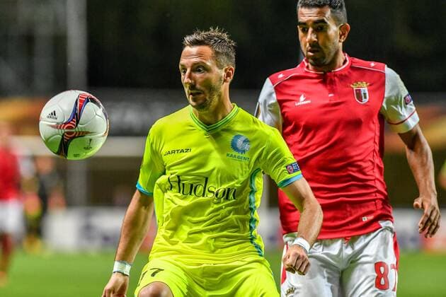 Gent s Danijel Milicevic and Braga s Marcelo Goiano fight for the ball during a soccer game between Portuguese club SC Braga and Belgian team KAA Gent in Braga, Portugal, Thursday 15 September 2016, the first game of the group stage of the Europa League competition in group H. LUCxCLAESSEN  x04932783x