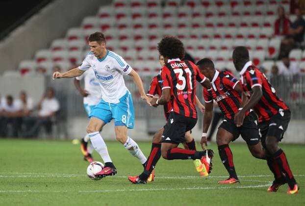 15.09.2016, Fussball UEFA Europa League, 2016 17, Gruppenphase 1. Spieltag, OGC Nizza - FC Schalke 04, Leon Goretzka (Schalke 04), li., in Aktion gegen Dante (Nizza)