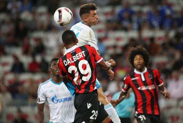 15.09.2016, Fussball UEFA Europa League, 2016 17, Gruppenphase 1. Spieltag, OGC Nizza - FC Schalke 04, Alessandro Schoepf, Alessandro Schöpf (Schalke 04), mi., gegen Dalbert (Nizza)