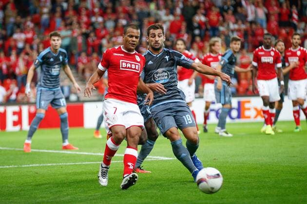 Standard s Matthieu Dossevi and Celta s Jonny fight for the ball during a soccer game between Belgian team Standard de Liege and Spanish club Real Club Celta de Vigo in Liege, Thursday 15 September 2016, the first game of the group stage of the Europa League competition in group G. BRUNOxFAHY  x04932888x