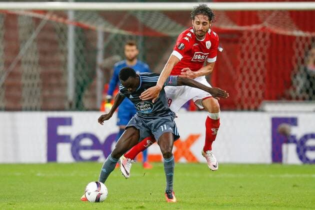 Celta s Pione Sisto and Standard s Ishak Belfodil fight for the ball during a soccer game between Belgian team Standard de Liege and Spanish club Real Club Celta de Vigo in Liege, Thursday 15 September 2016, the first game of the group stage of the Europa League competition in group G. BRUNOxFAHY  x04932938x