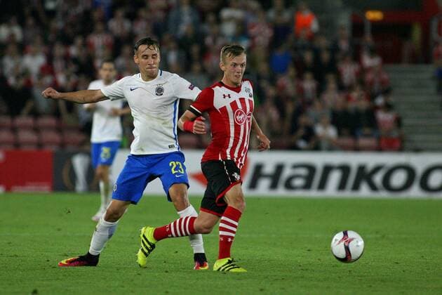 Football - 2016 2017 Europa League - Group K: Southampton vs. Sparta Prague Southampton s James Ward-Prowse holds off Josef Sural of Sparta Praha during the Europa League game between Southampton and Sparta Prague at St Mary s Stadium Southampton Colorsport Shaun Boggust 