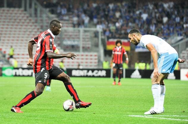 Fußball, EL, OGC Nizza - Schalke 04 09 Mario Balotelli (nice) - 10 Nabil Bentaleb (sch) - Fussball, Europa League, OGC Nice vs. FC Schalke 04 - 15 09 2016 FEP Panoramic 