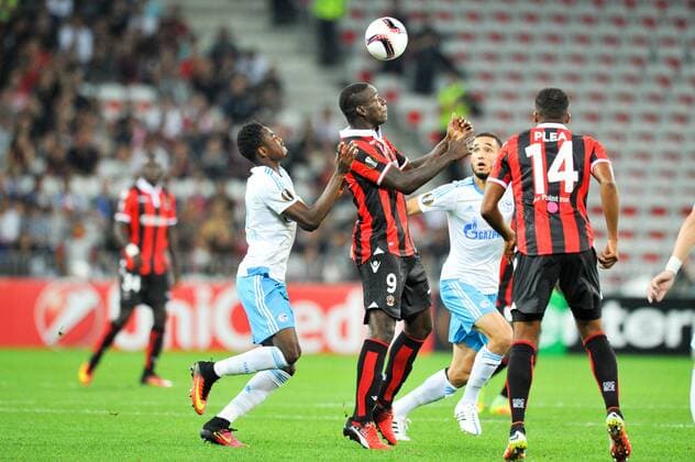 Fußball, EL, OGC Nizza - Schalke 04 09 Mario Balotelli (nice) - 14 Baba Rahman (sch) - Fussball, Europa League, OGC Nice vs. FC Schalke 04 - 15 09 2016 FEP Panoramic 