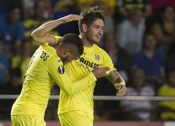 Villarreal s Brazilian Alexandre Pato (R) and Mexican Jonathan Dos Santos celebrate the 2-1 goal against FC Zurich during their UEFA EL Euroleague Fussball 1st journey match at Madrigal Stadium in Villarreal, Valencian Community, Spain, 15 September 2016. EFE Domenech Castello VILLARREAL VS. FC ZURICH !ACHTUNG: NUR REDAKTIONELLE NUTZUNG!  CAV001 20160915-636095777002900445