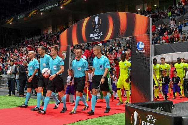 referee Benoit Bastien as he arrives a soccer game between Portuguese club SC Braga and Belgian team KAA Gent in Braga, Portugal, Thursday 15 September 2016, the first game of the group stage of the Europa League competition in group H. LUCxCLAESSEN  x04932994x
