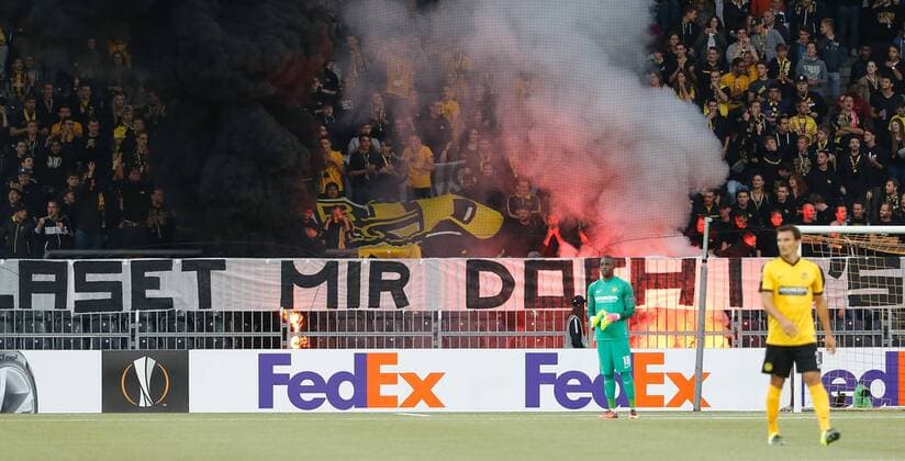 Bilder des Tages - SPORT 15.09.2016 Stade de Suisse Bern , SCHWEIZ , Saison 2016 2017 Herren Fussball UEFA Europa League Gruppenphase BSC Young Boys Bern - Olympiakos Piräus Berner Fan Proteste gegen Verwaltungsrats Mitglied Urs Siegenthaler (Young Boys) . Rauch und Feuer hinter dem Tor von Yvon Mvogo (Young Boys) 