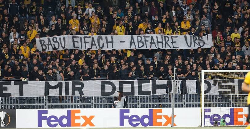 15.09.2016 Stade de Suisse Bern , SCHWEIZ , Saison 2016 2017 Herren Fussball UEFA Europa League Gruppenphase BSC Young Boys Bern - Olympiakos Piräus Berner Fan Proteste gegen Verwaltungsrats Mitglied Urs Siegenthaler (Young Boys) . Transparent der YB Fans ; Basel einfach , Abfahre Urs Siegenthaler 