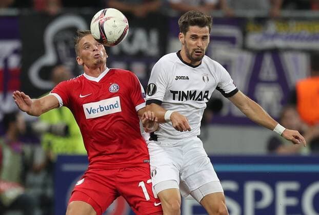 SOCCER - EL, Giurgiu vs A.Wien BUCHAREST,ROMANIA,15.SEP.16 - SOCCER - UEFA Europa League, group stage, Astra Giurgiu vs FK Austria Wien. Image shows Jens Stryger Larsen (A.Wien) and Constantin Florea (Astra Giurgiu). GEPAxpictures xChristianxOrt