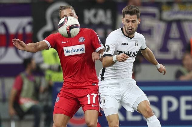 SOCCER - EL, Giurgiu vs A.Wien BUCHAREST,ROMANIA,15.SEP.16 - SOCCER - UEFA Europa League, group stage, Astra Giurgiu vs FK Austria Wien. Image shows Jens Stryger Larsen (A.Wien) and Constantin Florea (Astra Giurgiu). GEPAxpictures xChristianxOrt