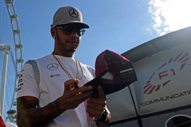 (160916) -- SINGAPORE, Sept. 16, 2016 -- British Formula One driver Lewis Hamilton of Mercedes AMG Petronas arrives at the pit building on Day 1 of 2016 Singapore F1 Grand Prix Night Race, Sept. 16, 2016. ) (SP)SINGAPORE-F1-GRAND PRIX NIGHT RACE-DAY 1 ThenxChihxWey 