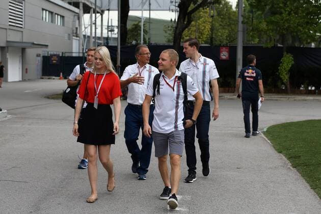 Singapore Grand Prix 15 - 18 September 2016 17.09.2016 - Valtteri Bottas (FIN) Williams FW38 and his girlfriend Emilia Pikkarainen (FIN) 