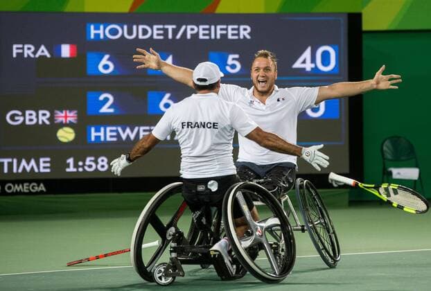 15.09.2016, Olympic Tennis Centre, Rio de Janeiro, BRA, Rio 2016, Paralympische Sommerspiele, Rollstuhl Tennis, im Bild Stephane Houdet (L) and Nicolas Peifer of France celebrate after winning against Alfie Hewett (out of frame) and Gordon Reid (out of frame) of the UK in the Tennis Men s Doubles Gold Medal Match during the Wheelchair Tennis of the 2016 Rio Summer Paralympics at the Olympic Tennis Centre in Rio de Janeiro, Brazil on 2016 09 15. Rio de Janeiro  EP_slo  