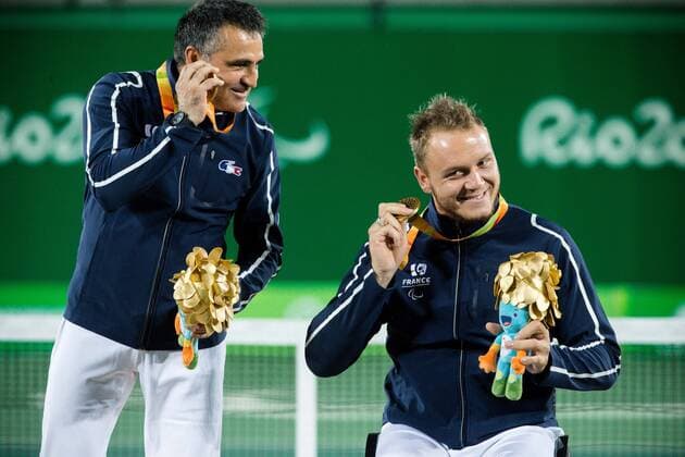 15.09.2016, Olympic Tennis Centre, Rio de Janeiro, BRA, Rio 2016, Paralympische Sommerspiele, Rollstuhl Tennis, im Bild Stephane Houdet (L) and Nicolas Peifer of France celebrate at Victory ceremony after winning against Alfie Hewett (out of frame) and Gordon Reid (out of frame) of the UK in the Tennis Men s Doubles Gold Medal Match during the Wheelchair Tennis of the 2016 Rio Summer Paralympics at the Olympic Tennis Centre in Rio de Janeiro, Brazil on 2016 09 15. Rio de Janeiro  EP_slo  