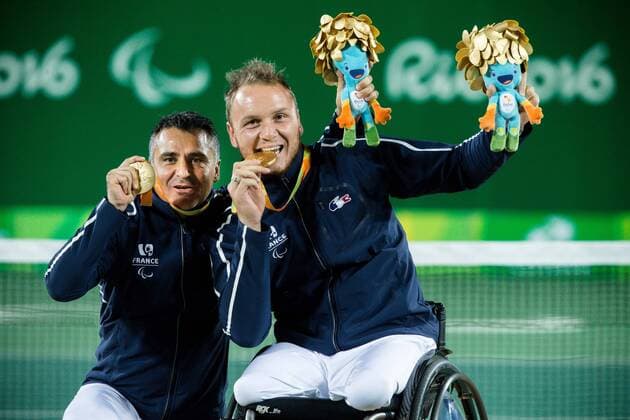 15.09.2016, Olympic Tennis Centre, Rio de Janeiro, BRA, Rio 2016, Paralympische Sommerspiele, Rollstuhl Tennis, im Bild Stephane Houdet (L) and Nicolas Peifer of France celebrate at Victory ceremony after winning against Alfie Hewett (out of frame) and Gordon Reid (out of frame) of the UK in the Tennis Men s Doubles Gold Medal Match during the Wheelchair Tennis of the 2016 Rio Summer Paralympics at the Olympic Tennis Centre in Rio de Janeiro, Brazil on 2016 09 15. Rio de Janeiro  EP_slo  