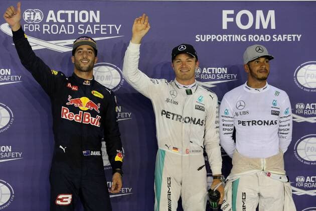Bilder des Tages - Sport Singapore Grand Prix 15 - 18 September 2016 17.09.2016 - Qualifying, 2nd position Daniel Ricciardo (AUS) Red Bull Racing RB12, Nico Rosberg (GER) Mercedes AMG F1 W07 Hybrid pole position and 3rd position Lewis Hamilton (GBR) Mercedes AMG F1 W07 Hybrid 
