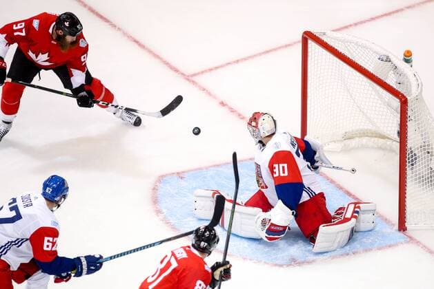 Ice hockey Eishockey - World Cup of Hockey 2016 TORONTO,CANADA,17.SEP.16 - ICE HOCKEY - NHL Eishockey Herren USA National Hockey League, World Cup of Hockey 2016, Canada vs Czech Republic. Image shows Joe Thornton (CAN) and Michal Neuvirth (CZE). GEPAxpictures xMaticxKlansek
